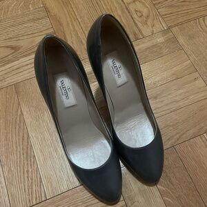 Leather Pumps VALENTINO. Heel 4.5 inch high. Size 39EU, 8.5 US.